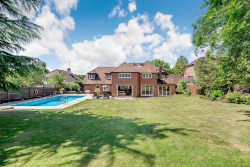 Luxurious Modern Henley Large Home with Pool