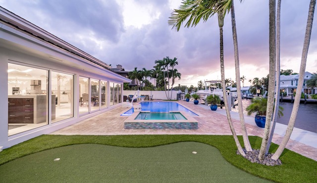 Luxurious, Modern House with Waterfront Pool & Spa