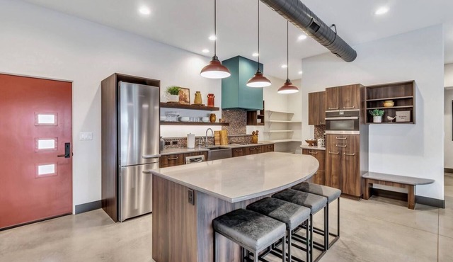 Luxurious, Modern 1 King Bed Downtown Star Studio