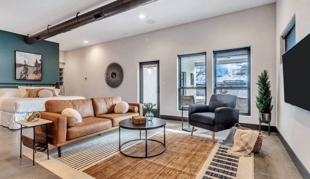 Luxurious, Modern 2 Bed Downtown Star Studio