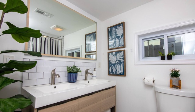 Luxurious modern 2 bedroom home with stunning bath!