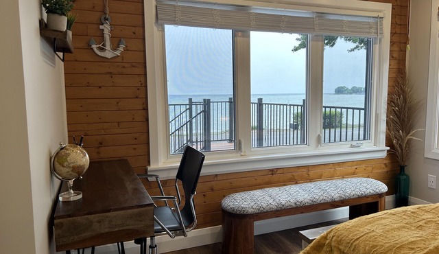 Luxurious modern 4 season cottage on Lake Erie with hot tub