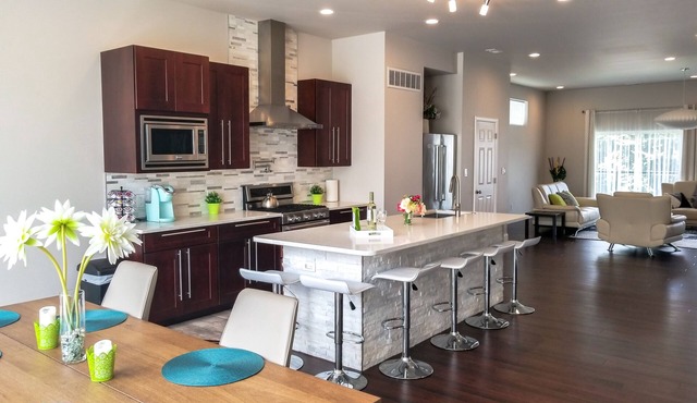 Luxurious & Modern. 4-story 5BDR House. Rooftop Deck w/amazing Arch Views!