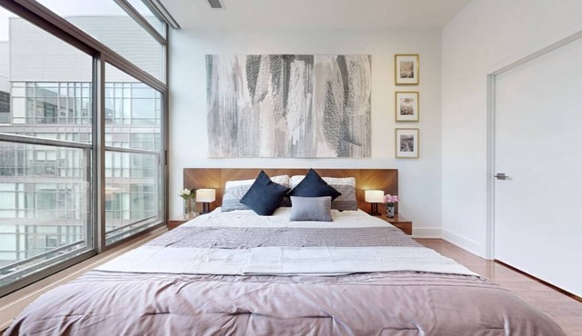 Luxurious, modern and convenient lake shore condo on penthouse floor