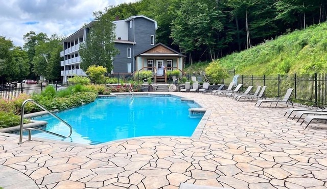 Luxurious & Modern Tremblant Loft+ Pool&Spa Access