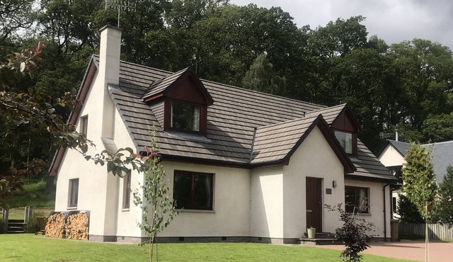 Luxurious modern cottage with oak garden in Cairngorm National Park
