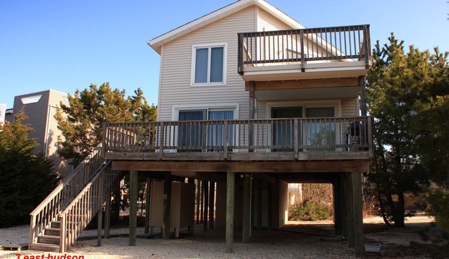 Luxurious modern elegant oceanblock house in quiet neigborhood well maintained