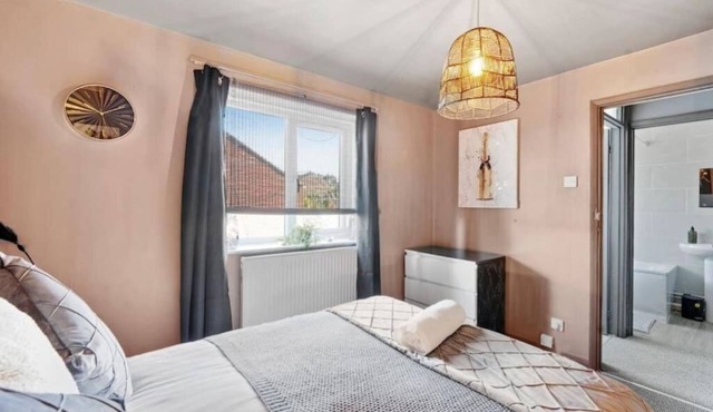 Luxurious Modern House with Hot Tub and Free Parking