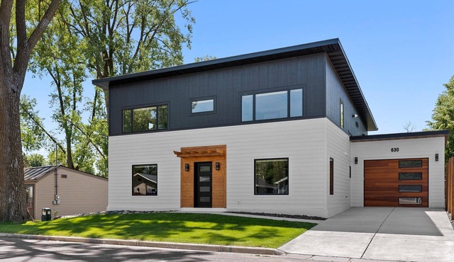 Luxurious Modern home Built in 2024 On the channel of Lake Winneconne