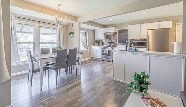 Luxurious Modern Home 2BD/1B | close to shops