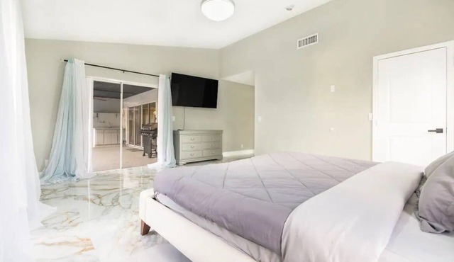 Luxurious modern lakefront home, minutes away from International Equestrian Ctr