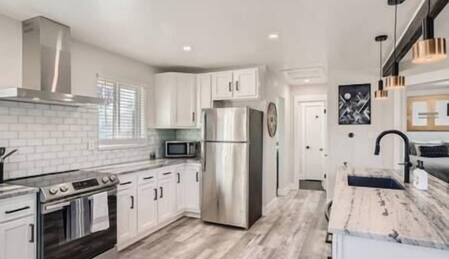 Luxurious & Modern! Sauna, Great Neighborhood, West Denver