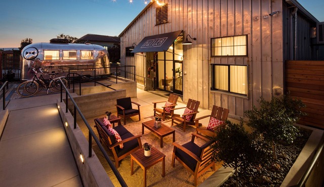 Luxurious modern downtown hotel