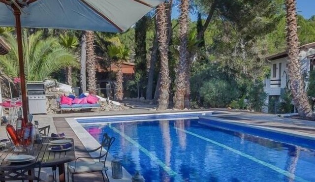 Luxurious & modernly equipped country villa, w/new gym & event room, sleeps 22