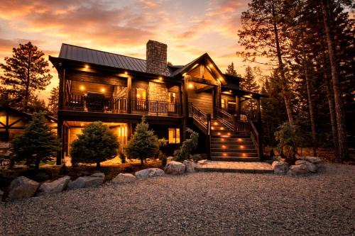 Luxurious Mountain Cabin with Sauna, Hot Tub, and Outdoor Fireplace, Perfect for a Relaxing Weekend Getaway in Utah