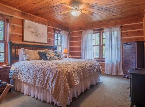 Luxurious Mountain Retreat with Hot Tub Jacuzzi Suite & Wood-Burning Fireplace - 10 Min to Boone