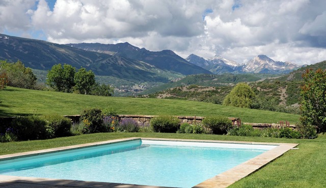 Luxurious Mountain Top Private 5-bedroom estate 15 min from Aspen