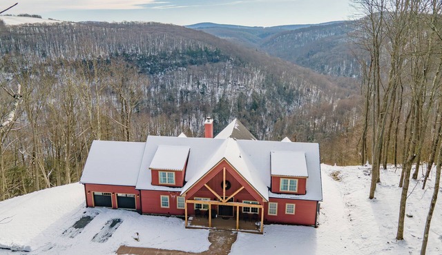 Luxurious Mountain Getaway w/Hot Tub