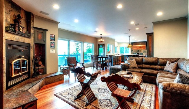 Luxurious Mountaintop Retreat with Stunning Views