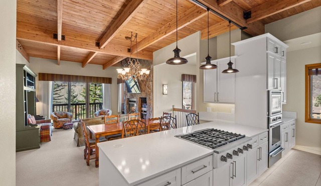 Luxurious Multi-Floor Snowmass Village 3BR Condo with Amazing Views and Hot Tub
