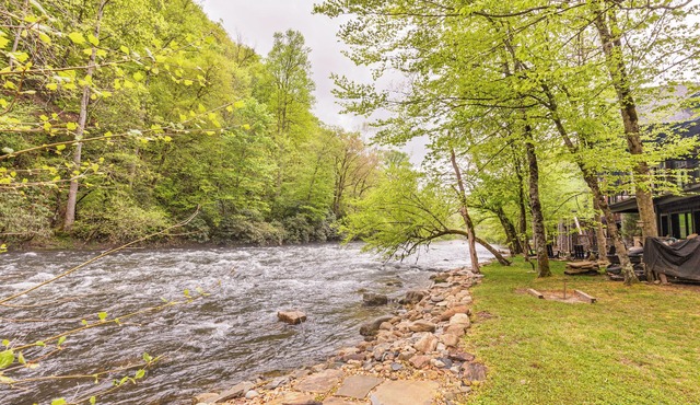 Luxurious Nantahala River Front 5-bedroom home located in the Nantahala Gorge