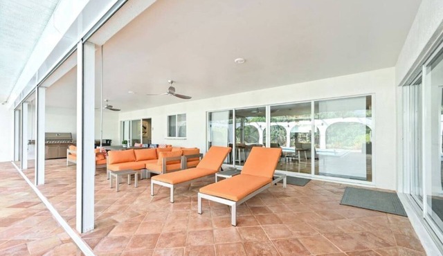 Luxurious Naples Home. Heated Pool. Mins to Beach.
