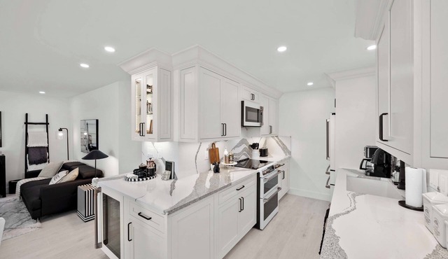 Luxurious Naples Retreat – Steps from Dining & Shopping