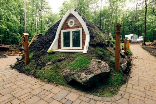Luxurious nd Crbon Neutrl Hobbit House with Privte Hot Tub in Springvle, Mine, Perfect for Relxing Weekend Getwy