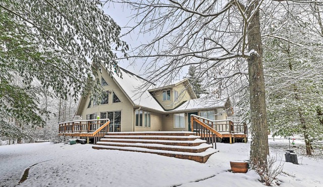 Luxurious Neillsville Retreat on Lake Arbutus