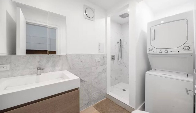 Luxurious new 2-Bedroom, 1-Bathroom apartment in East Village!