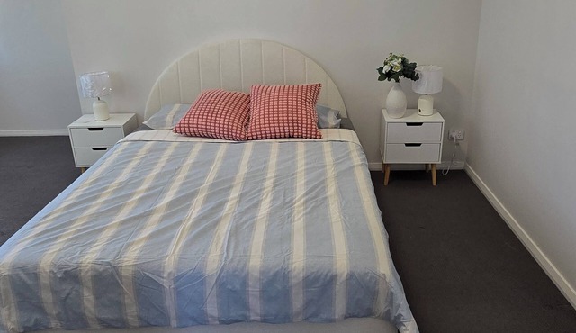 Luxurious new 5 bedroom house and Double garage