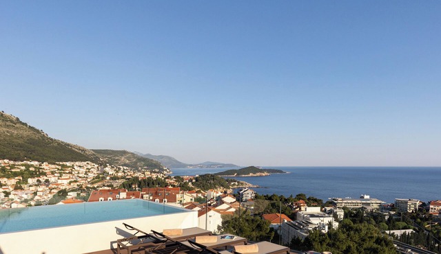 Luxurious new 6-bedroom villa with rooftop saltwater pool, A/C, in Dubrovnik