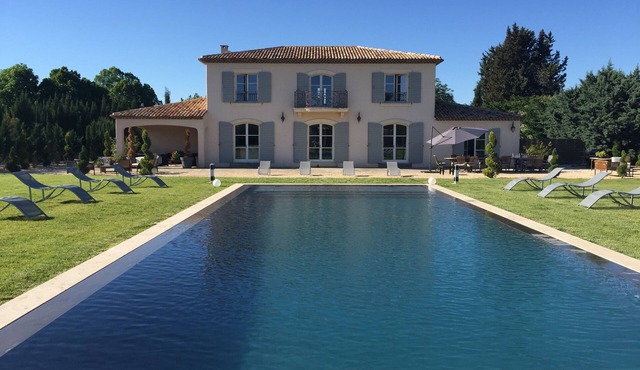 Luxurious new contemporary country house of 350 m2 with mirror pool