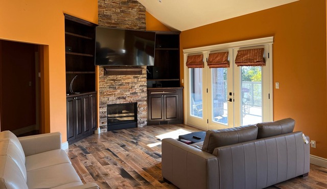 Luxurious new villa w/ hot tub, close to the beach and hiking trails