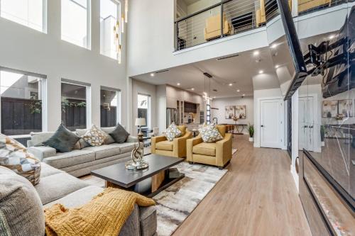Luxurious Newly Built 5BR 5BA | Rooftop W/Grill