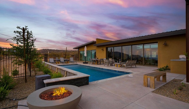 Luxurious Oasis Facing the Desert National Forest