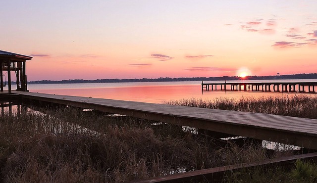 Luxurious Oasis on Kingsley Lake w/Private Dock. Panoramic Views. Free Cable/WiF