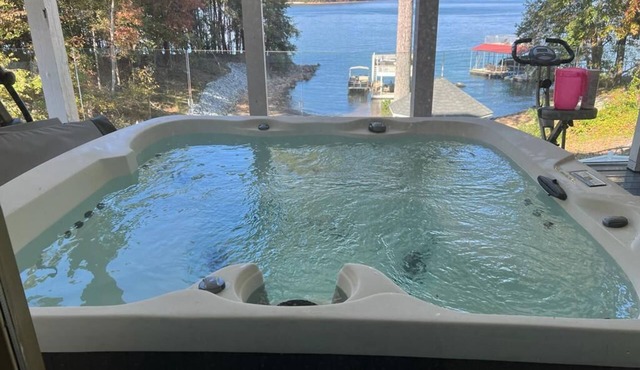Luxurious Oasis over Lake Lanier Islands & Margaritaville! Hot Tub! Boat Dock!