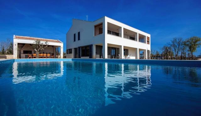 Luxurious oasis, surrounded by olive groves, heated pool