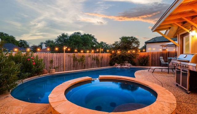 Luxurious Oasis w/Serene Pool, Games & Fire pit