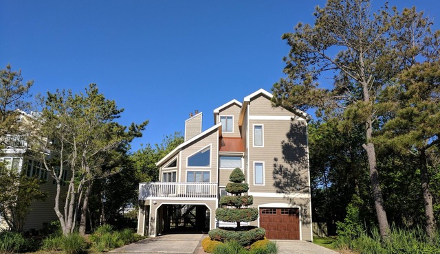 Luxurious Ocean Block Retreat in Gated N. Bethany Community with Private Beach