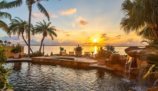 Luxurious Oceanfront 5BR Property with heated Pool & Waterfall
