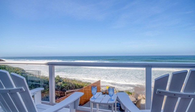Luxurious Oceanfront, Private Beach Access, Gourmet Kitchen, Hot Tub, and more!