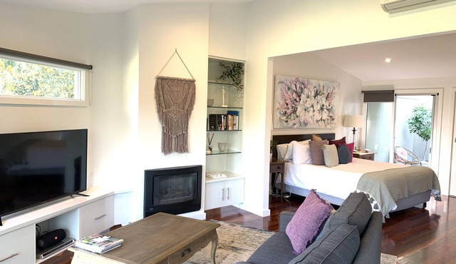 Luxurious open plan villa with panoramic views of the Steels Creek Valley