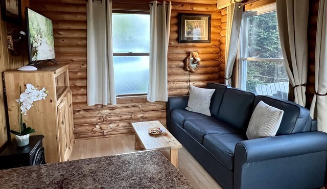 Luxurious Outdoor Hot Tub, Stunning Wooden Interior & Lake view