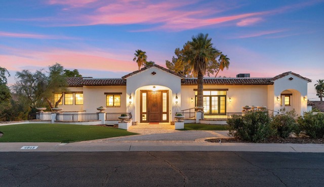 Luxurious Paradise Valley Mansion with a Private Pool
