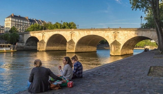 LUXURIOUS PARISIAN DUPLEX WITH SEINE VIEWS IN HISTORIC ÎLE SAINT-LOUIS - 3 BEDS