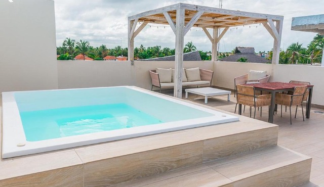 Luxurious Pent House Steps From The Beach. C4