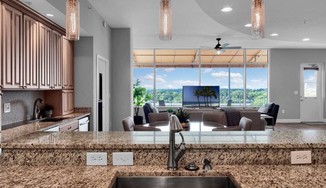 Luxurious Penthouse with 2/2 and large patio