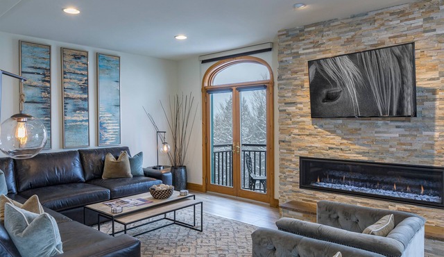 Luxurious Pet-Friendly 4-Bedroom Condo With Stunning Mountain Views & Exquisite